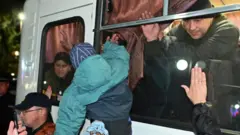 Personas se despiden de reservistas rusos en la región rusa de Omsk.