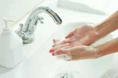 คนกำลังล้างมือ