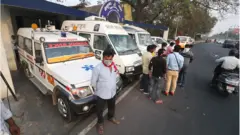 शवगृह के कर्मचारी.