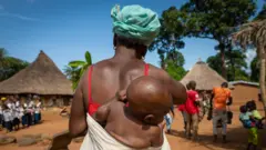Mama amuua mwanae