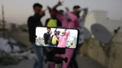 tiktok videosu yapan gençler