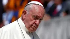 Paus Fransiskus didesak untuk mengatasi krisis pelecehan seksual di Gereja.