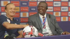 Umutoza Gernot Rohr (ibumoso) yashimye umukino wa mugenzi we Niyungeko (iburyo)