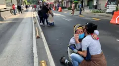 Personas a la espera en las calles de CDMX tras el sismo.