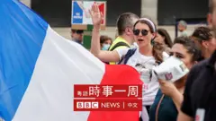 法國巴黎「黃背心」一場反對新冠疫情衛生限制遊行上的女示威者（5/8/2021）