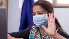கொரோனா வைரஸ்: "வீட்டில் இருப்பவர்களிடமிருந்தே கோவி 19 அதிகளவில் பரவுகிறது" - புதிய ஆய்வு