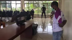 Umwe mu baregwa imbere y'insakazamashusho arebana n'abashinjacyaha n'abacamanza