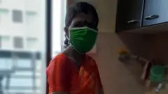 मास्क आणि ग्लोव्ह्स लावून काम करताना