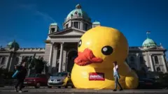 Сербиянын активисттери парламент алдына өлкөнү чөктүрүп салбагыла деген жазуу менен үйлөтмө өрдөк орнотушту