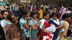 लखनऊ में रोज़गार केंद्र के सामने पंजीयन कराने वाले युवाओं की फ़ाइल तस्वीर