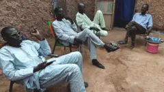 Des Nigériens réunis autour du thé.