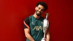 محمد صلاح يحمل جائزة أفضل لاعب في الدوري الإنجليزي الممتاز