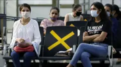 अहमदाबाद एअरपोर्टवर स्पाईसजेटच्या स्टाफला सूचना दिल्या जात असताना