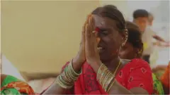 మేడారం జాతరలో కోళ్లు గాల్లో ఎందుకు ఎగరేస్తారు?
