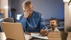 أب يعمل من المنزل وابنه يبكي بجواره