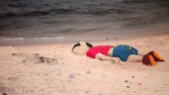 Алан Курдинин сүрөтү дүйнөнүн үрөйүн учуруп, качкындар менен мигранттар көйгөйүн көңүл борборуна чыгарган эле