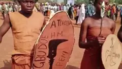 የሰርወ መንግሥቱን መመለስ እያከበሩ ያሉ ሰዎች