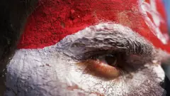 ኣብ 2013 ኣብ ግብጺ ኣንጻር ፕሬዝደንት መሓመድ ሞርሲ ኣብ ዝተኻየደ ሰልፊ ተቓውሞ ሕብሪ ባንዴራ ግብጺ ተለኽዩ ዝወጽአ ግብጻዊ፡