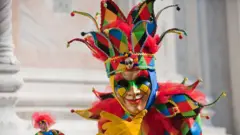 Человек в костюме Арлекина