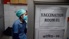 ভারতের একটি বেসরকারি হাসপাতালে টিকাদান কার্যক্রমের মহড়া চলছে