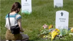 જ્યોર્જને શ્રદ્ધાંજલિ આપી રહેલાં એક મહિલા