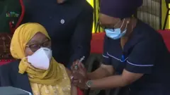 Rais Samia Suluhu Hassan akipata chanjo ya corona