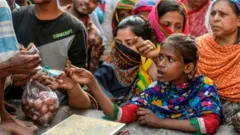 ট্রাকে করে ন্যায্যমূল্যে পেঁয়াজ বিক্রি