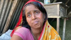 নিহত যুবক মইনুলের স্ত্রী মমতাজ বেগ
