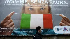 Napoli sokaklarında yürüyen bir İtalyan
