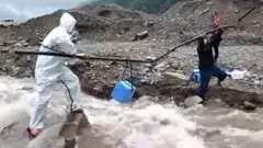 ज्येष्ठ नागरिकहरूलाई मस्ताङमा फलामको रड मार्फत् खोप यसरी लगियो।