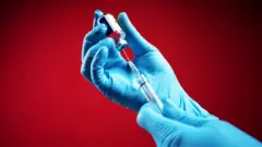 Британія вже готується до масової вакцинації. Але для більшості країн - все складно