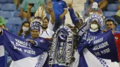 مشجعو منتخب السلفادور في المدرجات