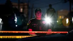 شرطي في موقع الحادث