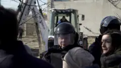 Полиция и активисты на фоне экскаватора