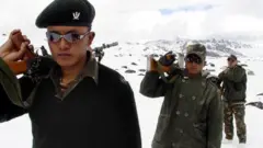 印度士兵在阿魯納恰爾邦的達旺鎮附近巡邏，這是中國聲稱擁有主權的印控區域