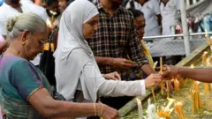 පාස්කු ඉරිදා ප්‍රහාරයෙන් මරා දැමුණ ජනතාව වෙනුවෙන් පැවැත්වුන ආගමික මෙහෙයන්ට මුස්ලිම් ජනයාත් එකතු විය