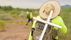 Корреспонденты Би-би-си Мундо вместе с волонтерами организации Eagles of the Desert ищут пропавших без вести людей в пустыне Сонора.