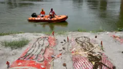 Makam korban Covid di bantaran Sungai Gangga