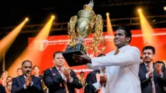 2017/ 2018 කාලේ දී කොළඹ ආනන්ද විද්‍යාලයේ ප්‍රධාන ශිෂ්‍ය නායකයා ලෙස කටයුතු කළ ඔහු, 2018 වසරේ දී විශිෂ්ටතම ආනන්දීය සිසුවාට හිමි සම්මානය ද හිමි කර ගත්තේය.