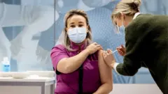 接受新冠疫苗的女性