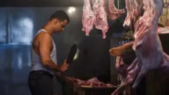 Un carnicero en un mercado local de Bombay, 23 de enero 23 2020