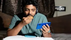मोबाईलचं व्यसनः मोबाईलशिवाय चैनच पडत नाही का? सतत मोबाईल वापरावासा वाटतो का?