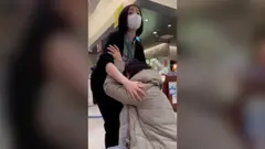 Люди пытаются укрыться во время землетрясения в Японии.