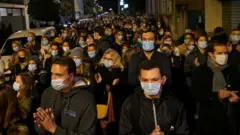 راهپیمایی خاموش در پاریس برای یادبود معلمی که به قتل رسید