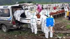 ကလေးမြို့မှာ မနေ့ကတစ်ရက်တည်း ကိုဗစ်ကြောင့် သေဆုံးသူ ၁၄ဦးရှိခဲ့တယ်လို့ မြို့ခံ ပရဟိတအဖွဲ့တွေပြော