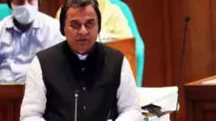 বাজেট উপস্থাপন করছেন অর্থমন্ত্রী আ হ ম মুস্তফা কামাল।