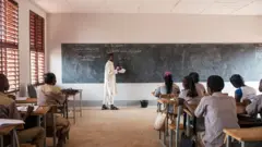 Stanislas Ouaro, ministre de l'éducation nationale du Burkina Faso, fait le point de la situation des écoles fermées dans le pays en raison de la menace terroriste.