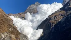 कपुचे हिमतालमा हिम पहिरो खस्दै।