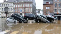 Autos apilados uno encima del otro en Verviers, Bélgica.