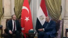 وزير الخارجية المصري سامح شكري (إلى اليمين) يلتقي بوزير الخارجية التركي مولود جاويش أوغلو (إلى اليسار) في وزارة الخارجية في القاهرة